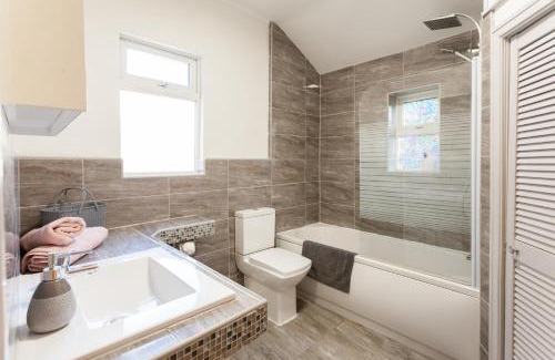 Liverpool Casa | The Oxton Club, Games Room with a Pool Table, by Anfield Stadium, 7 Beds, Garden, Equipped for Long & Short Terms Stays, Families & Contractors Welcome