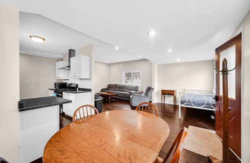 Ottawa Casa | The Pad on Pine - Ottawa’s Best!