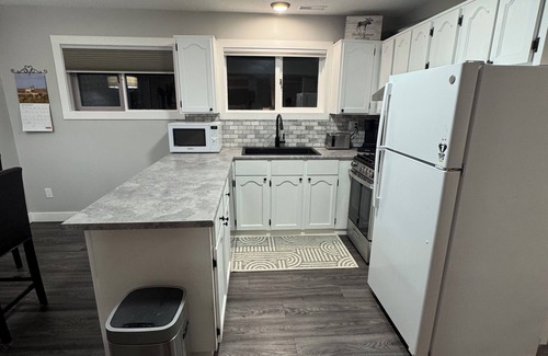 Prince George Apartamento | The Paddle On Inn! A canoe-themed basement suite with all the modern finishes!