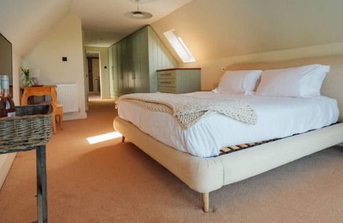 Grimley Casa | The Paddock - Luxury 5 Bed with Swimming Pool!