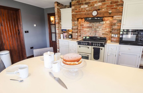 East Barkwith Cabaña | THE PADDOCK, pet friendly, character holiday cottage in East Barkwith