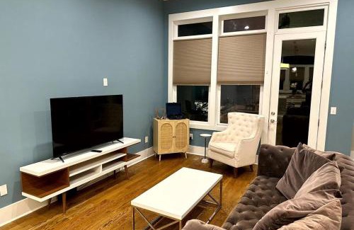 Nashville Casa | THE PAINTED MUSE I Stylish 3BR with Rooftop Hot Tub in East Nashville