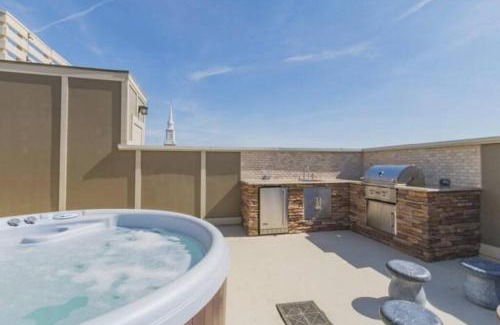 Nashville Casa | THE PAINTED MUSE I Stylish 3BR with Rooftop Hot Tub in East Nashville