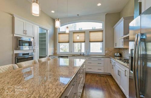Nashville Casa | THE PAINTED MUSE I Stylish 3BR with Rooftop Hot Tub in East Nashville