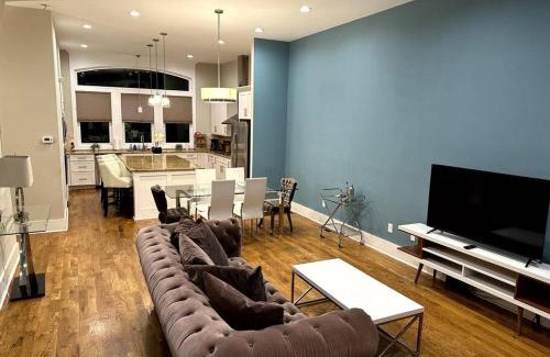 Nashville Casa | THE PAINTED MUSE I Stylish 3BR with Rooftop Hot Tub in East Nashville