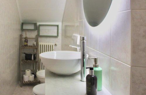 Cima Apartamento | The Painter's Nest with Private Lake Garden