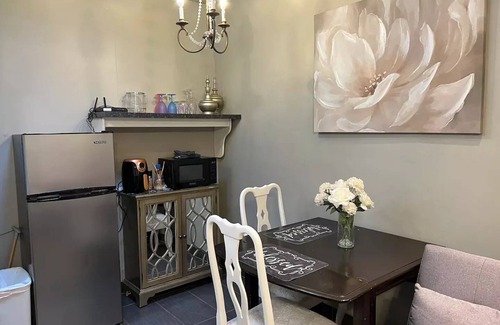 Roswell Apartamento | The Palace Cottage w/private Hot tub