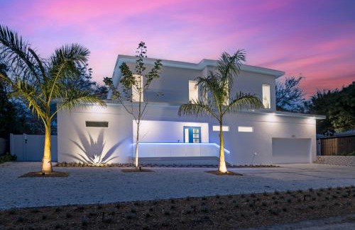Arlington Park Casa | The Palace on Clematis – Siesta Key Vacation Home with Large Pool, Firepit & Great Location