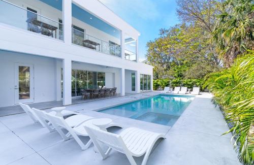 Arlington Park Casa | The Palace on Clematis – Siesta Key Vacation Home with Large Pool, Firepit & Great Location