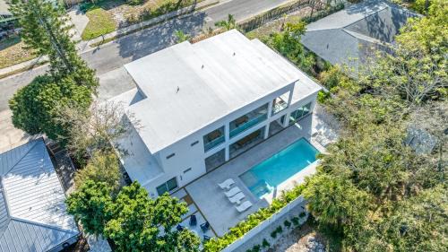 Arlington Park Casa | The Palace on Clematis – Siesta Key Vacation Home with Large Pool, Firepit & Great Location