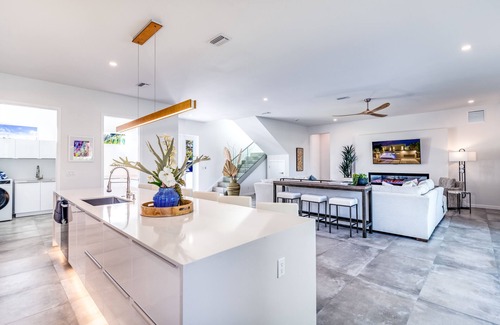 Arlington Park Casa | The Palace on Clematis – Siesta Key Vacation Home with Large Pool, Firepit & Great Location