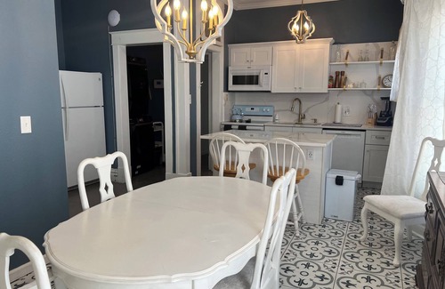 Roswell Casa | The Palace with private hot tub, sauna & fitness room.