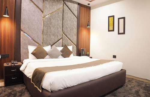 Gomti Nagar Hotel | The Palatial Hotel