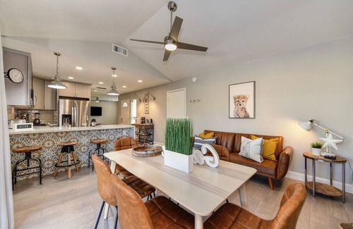 Sacramento Casa | The PALM House Pool 10 min to RosevilleGaleria Airport Grill Sacramento Downtown