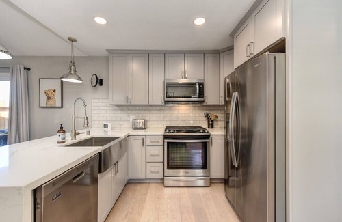 Sacramento Casa | The PALM House Pool 10 min to RosevilleGaleria Airport Grill Sacramento Downtown