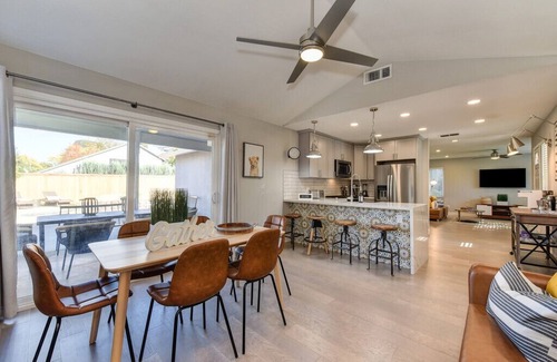 Sacramento Casa | The PALM House Pool 10 min to RosevilleGaleria Airport Grill Sacramento Downtown