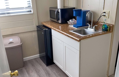 Downtown Boca Grande Historic District Casa | The Palmetto Inn - Snapper - King Efficiency Suite