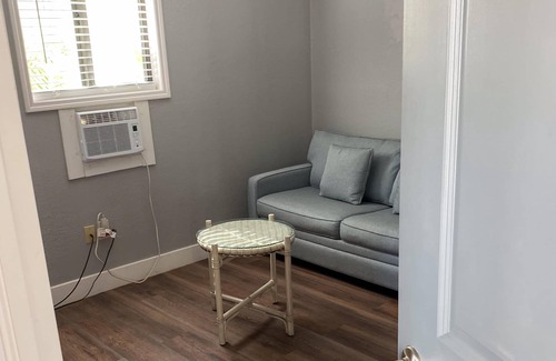 Downtown Boca Grande Historic District Casa | The Palmetto Inn - Snapper - King Efficiency Suite