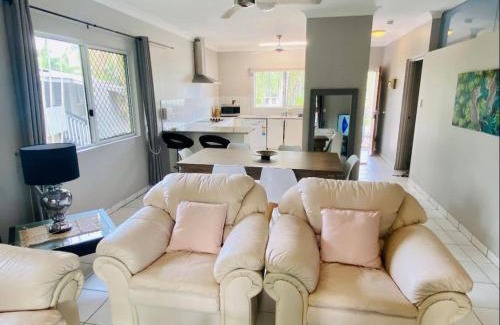 Gray Apartamento | The Palms 3 bedroom comfort in quiet court