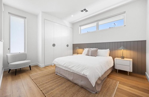 Glenelg North Apartamento | The Palmstone Collective - 4BR, Wifi, Parking