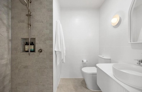 Glenelg North Apartamento | The Palmstone Collective - 4BR, Wifi, Parking