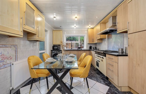 Leabridge Casa | The Panel Guest House by Harlington