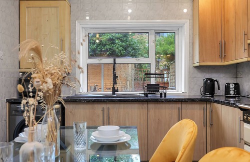 Leabridge Casa | The Panel Guest House by Harlington