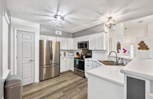 Summerville Casa | The Paramour comfy home with ground floor bedroom and fenced in yard