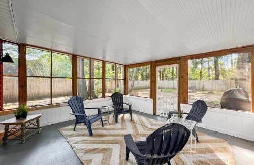 Summerville Casa | The Paramour comfy home with ground floor bedroom and fenced in yard