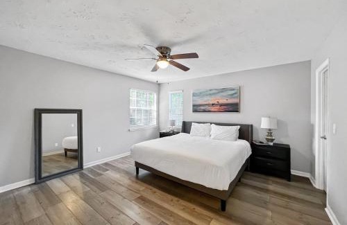 Summerville Casa | The Paramour comfy home with ground floor bedroom and fenced in yard