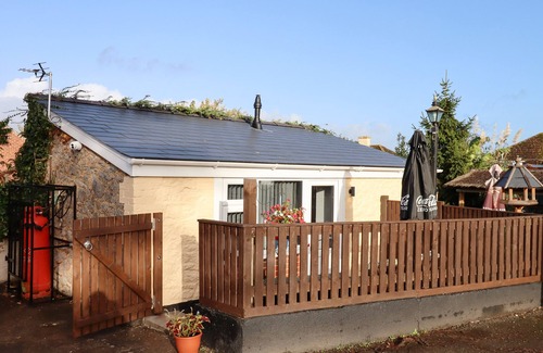 Kingskerswell Cabaña | THE PARK INN PIGGERY, pet friendly, with a garden in Kingskerswell
