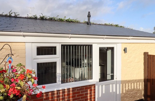 Kingskerswell Cabaña | THE PARK INN PIGGERY, pet friendly, with a garden in Kingskerswell