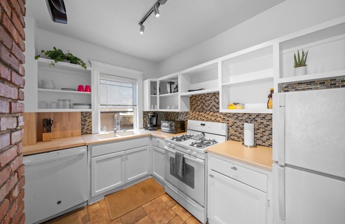 Midtown - Westport Apartamento | The Parlor - 2BD/1BA Furnished Midtown Apartment - 30 day minimum