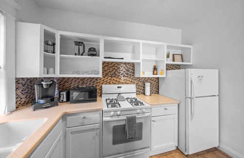 Midtown - Westport Apartamento | The Parlor - 2BD/1BA Furnished Midtown Apartment - 30 day minimum