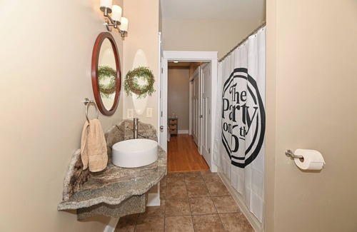 Historic Downtown Racine Apartamento | The Party on 6th!