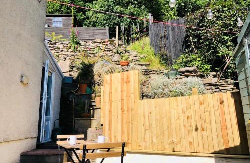 Bargoed Casa | The Pathfinder's Retreat - 1 bedroom house