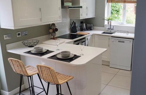 Wakefield Casa | The Pavilion - Stunning, 4 Bedroom House with Free Parking