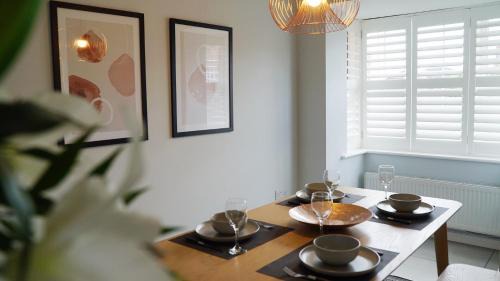 Wakefield Casa | The Pavilion - Stunning, 4 Bedroom House with Free Parking