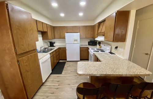Brookings Casa | The Peaceful Pelican is close to town and just a 5 min walk to the beach!