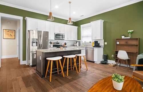 Dixon Park Casa | The Peach House: pets, family, yard, parking, walkable to Forsythe and downtown