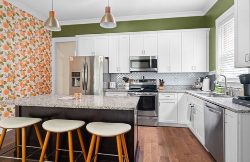 Dixon Park Casa | The Peach House: pets, family, yard, parking, walkable to Forsythe and downtown