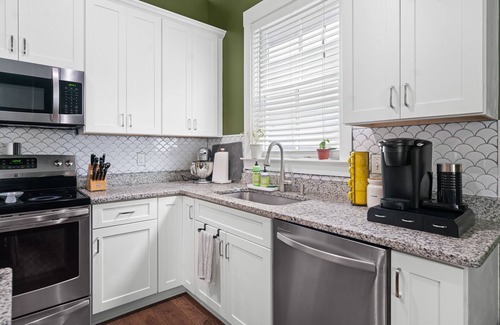 Dixon Park Casa | The Peach House: pets, family, yard, parking, walkable to Forsythe and downtown