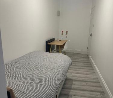 Luton Cama Y Desayuno | The Peacock House 7 mins from Luton airport