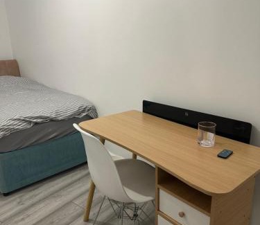 Luton Cama Y Desayuno | The Peacock House 7 mins from Luton airport