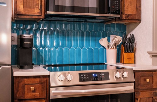 Sedalia Apartamento | The Peacock Suite - Luxury 1 Bedroom Apartment in Downtown Sedalia