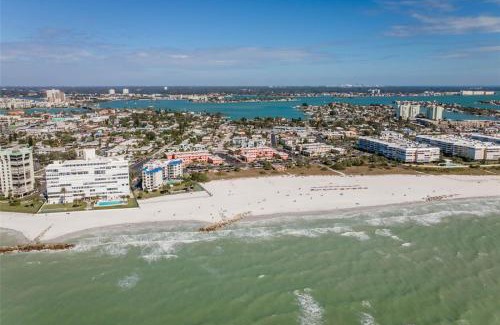 St. Pete Beach Hotel | The Pearl Cabana Club