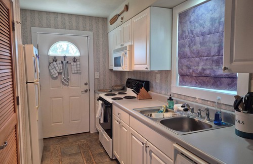 Columbia Cabaña | The Pelican Cottage on The Albemarle Sound with waterviews in nearly every room