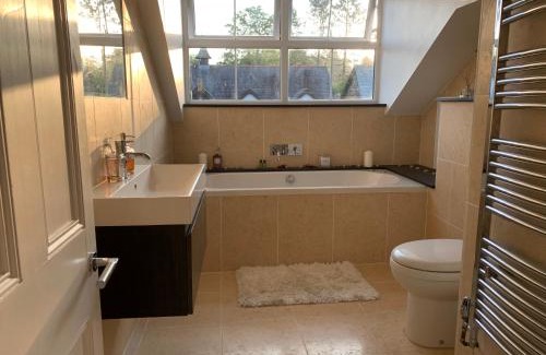 Bowness-on-Windermere Casa | The Penthouse Bowness Tranquil Loft Jacuzzi Bath & Complimentary Cascades Spa Membership