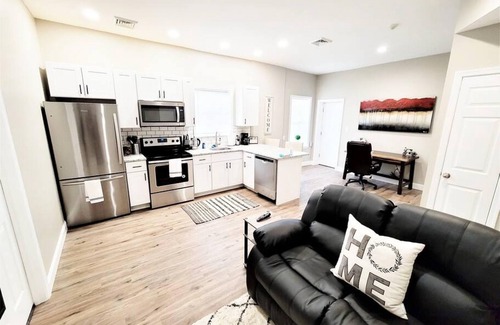 Wilmington Apartamento | The Penthouse at Park Place King bed Fast Wifi and Free Coffee