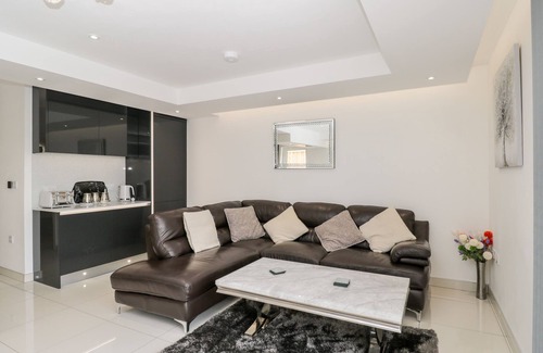 Newent Cabaña | THE PENTHOUSE, STRAWBERRY HILL VINEYARD, family friendly in Newent